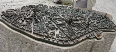 Bronzemodell der Altstadt von Lbeck mit beschriftung in Blindenschrift