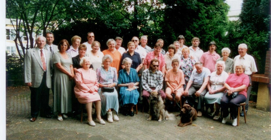 Gruppenfoto der Vereinsmitglieder beim Vereinsjubilum 2001