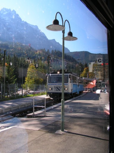 Die Zugspitzbahn bei der Einfahrt in den Bahnhof.