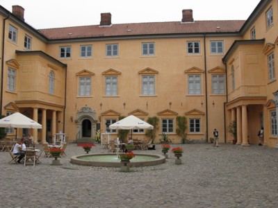Springbrunnen im gepflasterten Innenhof des Schloss Eutin