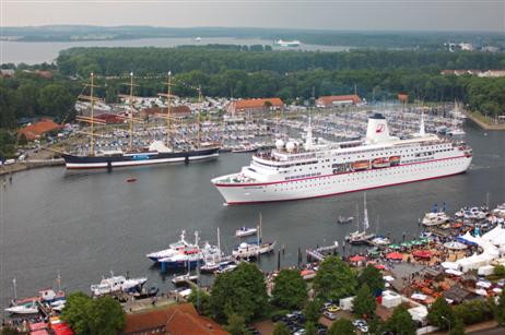 MS Deutschland im Hafen von Travemünde